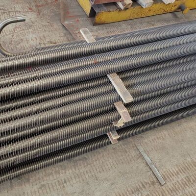 Niestandardowa rura z żebrami z ząbkowanymi krawędziami do części ciśnieniowych kotłów o wysokiej wydajności wymiany ciepła i silnej odporności na osadzanie się kamienia